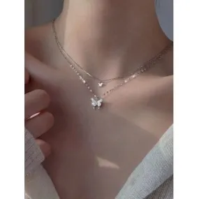 Collar de doble capa con colgante de mariposa de diamantes de imitación