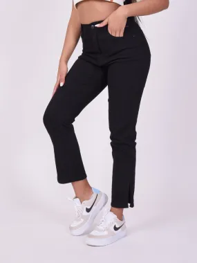 Jeans rectos acampanados con abertura