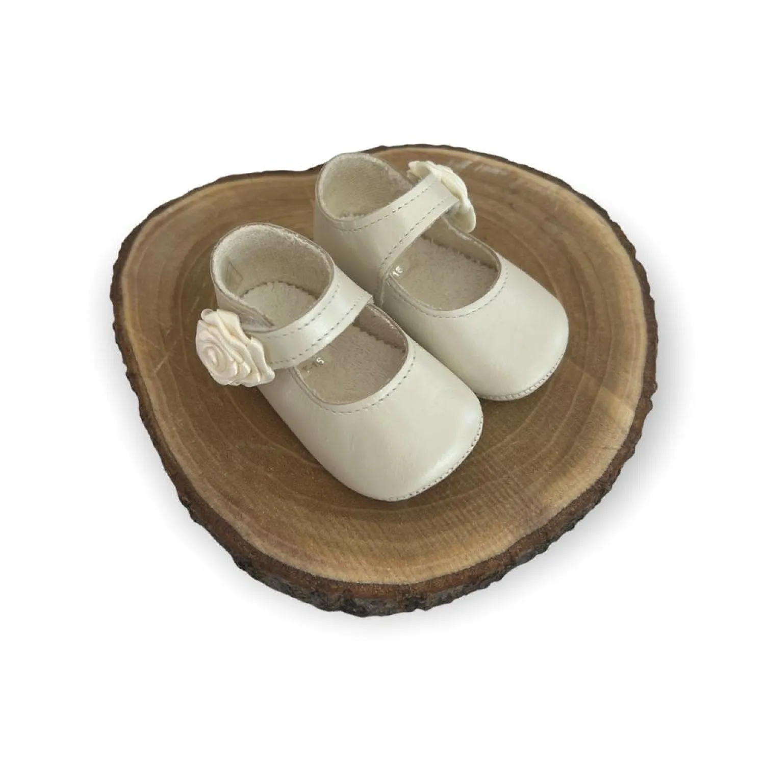 Zapatito para niña piel nacarada con flor de raso.